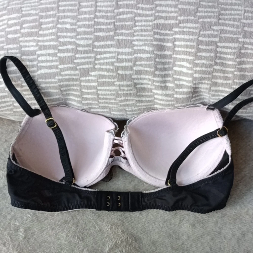 B) Victoria's Secret Black and White Lace Bra - Picture 3 of 4